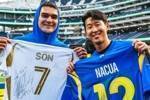 🏈孙兴慜观看橄榄球比赛，与洛杉矶公羊球星纳库亚互换球衣