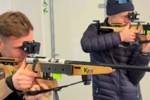 跨界体验，基米希在与挪威冬奥射击手伯厄对决中表现出色
