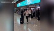 杨瀚森领衔中国男篮抵达沈阳机场，备战世界杯预选赛。💪